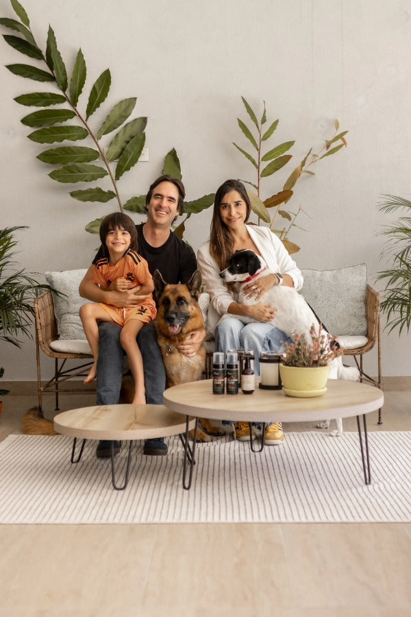 La familia de Andrea en su sala, con sus dos perros y los productos Pet Mindful